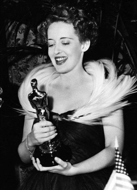 Heykelciğe Oscar adını verenin 1939'da Jezebel'le 'kucakladığı' Oscar'ıyla görülen Bette Davis olduğu rivayet edilir.