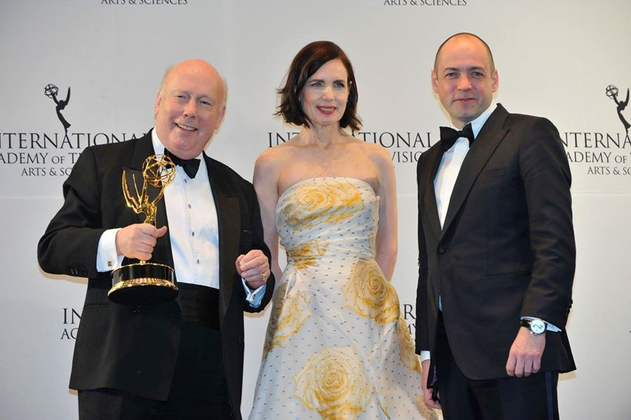 Özel ödül alan Downton Abbey yaratıcısı Julian Fellowes (solda) dizi oyuncusu Elizabeth McGovern ve yapımcı Gareth Neame ile birlikte.
