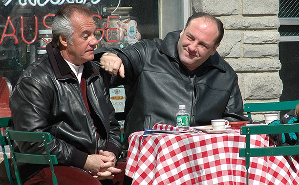 Karakterinin FBI’a muhbirlik yapmaması koşuluyla rolü kabul eden Tony Sirico (solda) ve James Gandolfini.