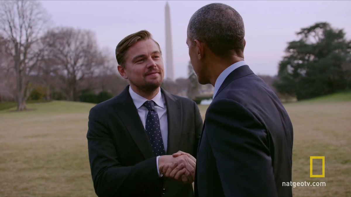 Leonardo DiCaprio Barack Obama ile iklim değişikliği konusunda alınması gereken önlemler hakkında görüşürken.Leo bu belgeselde, muhtardan, belediye başkanına, Papa’dan Obama’ya herkesle dünya ahvalini konuşuyor zaten. 