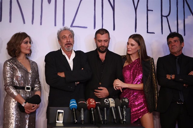 Zerrin Tekindor, yönetmen Umur Turagay, Nejat İşler, Serenay Sarıkaya ve İştar Gökseven filmin galasında soruları cevaplarken.