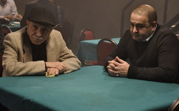 Altındağlı dizisinde Aydemir Akbaş, Payidar rolünü oynuyor, yani The Sopranos'un Uncle Junior'ı.