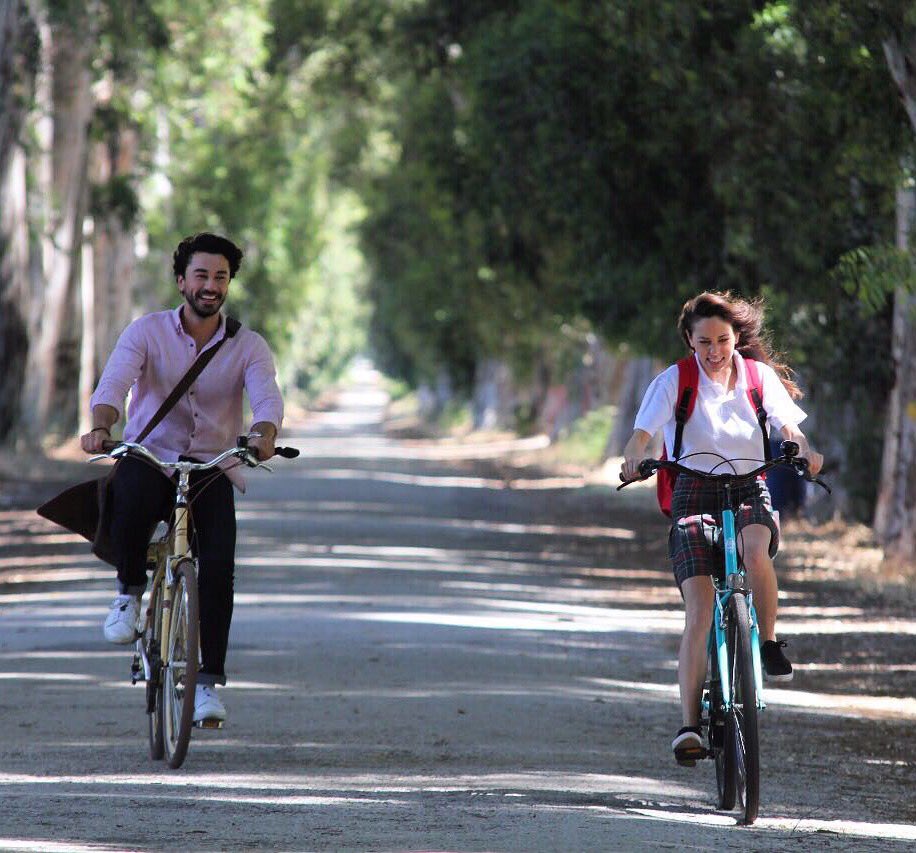 Eylül ve öğretmeni Ali Asaf bisikletle dolaşırken.