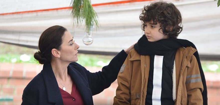 Küçük Selim annesi ile birlikte pazarda babasına yardım etmek için çalışırken. 