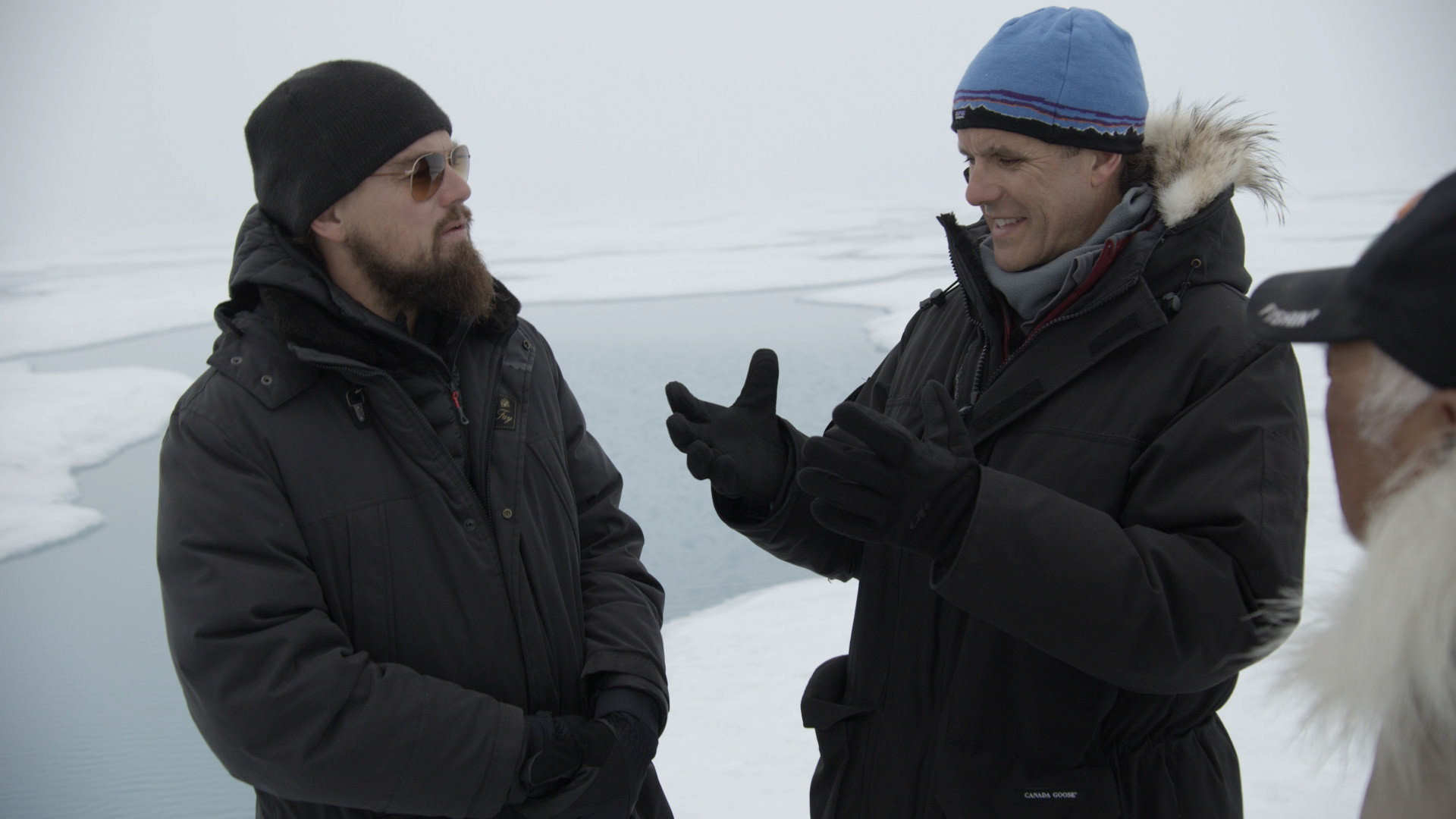  Leonardo DiCaprio Kanada Buzulu’nda bilim adamlarıyla fosil yakıtların kullanılması nedeniyle buzulların erimesi hakkında konuşurken. 