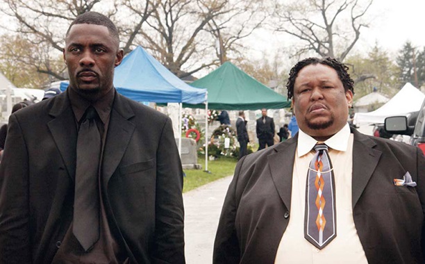 Stringer Bell (Idris Elba) ve Proposition Joe (Robert F. Vhew), D’Angelo’nun cenazesinden dönerken, Teklif Joe: “Sana bir teklifim var,” diyor Stringer’a.