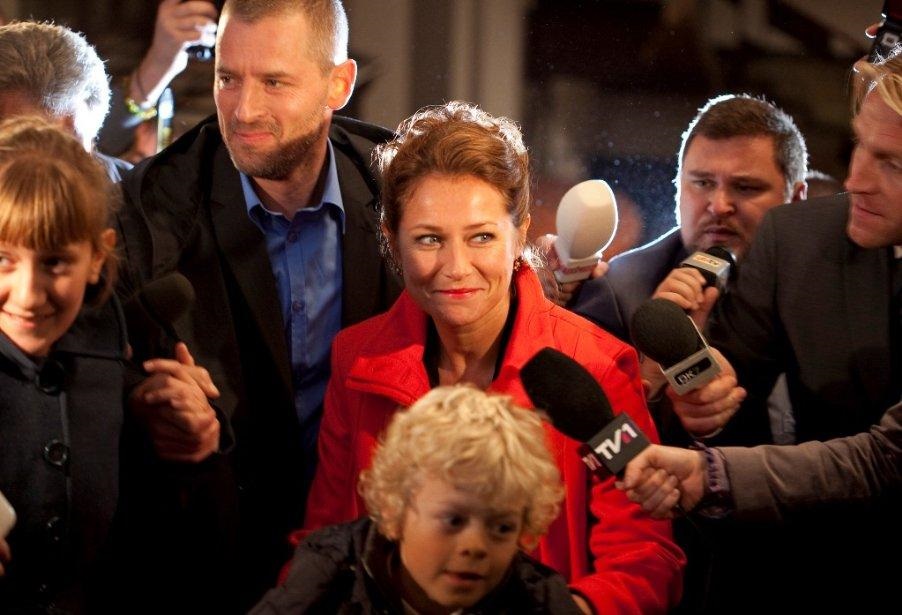 Seçimlerden sonra Birgitte Nyborg ailesi ile birlikte parlamento binasına geliyor.