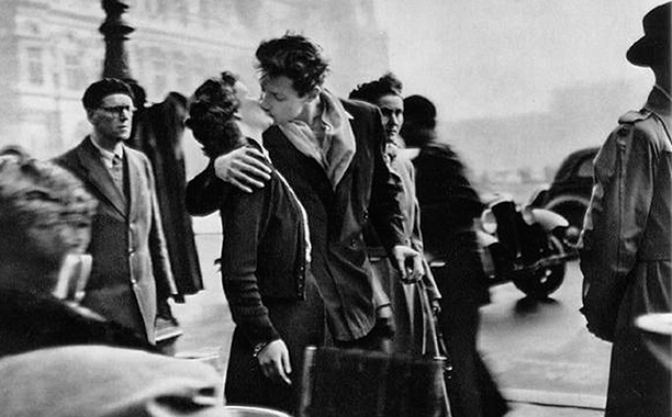 Robert Doisneau’nun ünlü Kiss by the Hôtel de Ville’i (1950) aşkı en güzel anlatan fotoğraflardan biri.