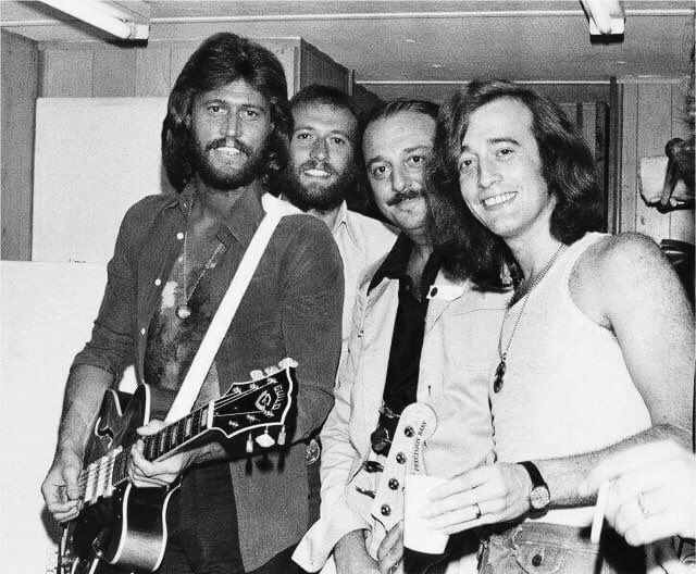 Bee Gees (soldan Barry, Andy, Robin), efsanevi prodüktör Arif Mardin ile birlikte.