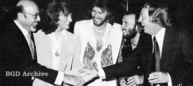 Atlantic Records’un kurucusu Ahmet Ertegün, Bee Gees üyeleri Robin, Barry, Maurice Gibb ve grubun menajeri Robert Stigwood. 28 Mayıs 1975’te Rockefeller Center, New York’ta grubun 20.yaşı kutlamaları etkinliği sırasında. Bu fotoğrafta yer alanlar arasında bugün tek hayatta olan kişi Barry Gibb.