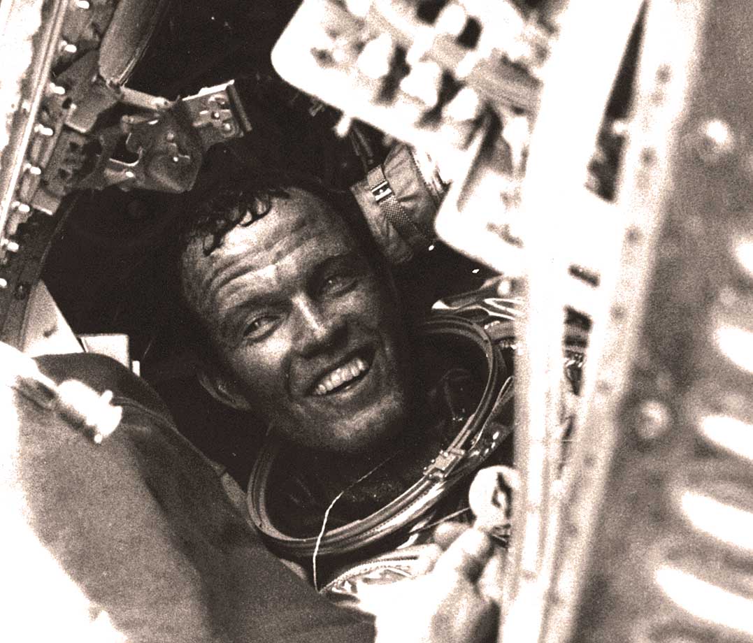 Tarih 16 Mayıs 1963. Uzay yarışının hız kazandığı günlerde tek başına en uzun süre o derin boşlukta kalma rekorunu kıran astronot Gordon Cooper, Faith 7'den dünyayı seyrediyor. Kimbilir belki de tam bu fotoğrafın çekildiği anlarda keşfetti o denizin derinliklerine gömülmüş gemiyi. 