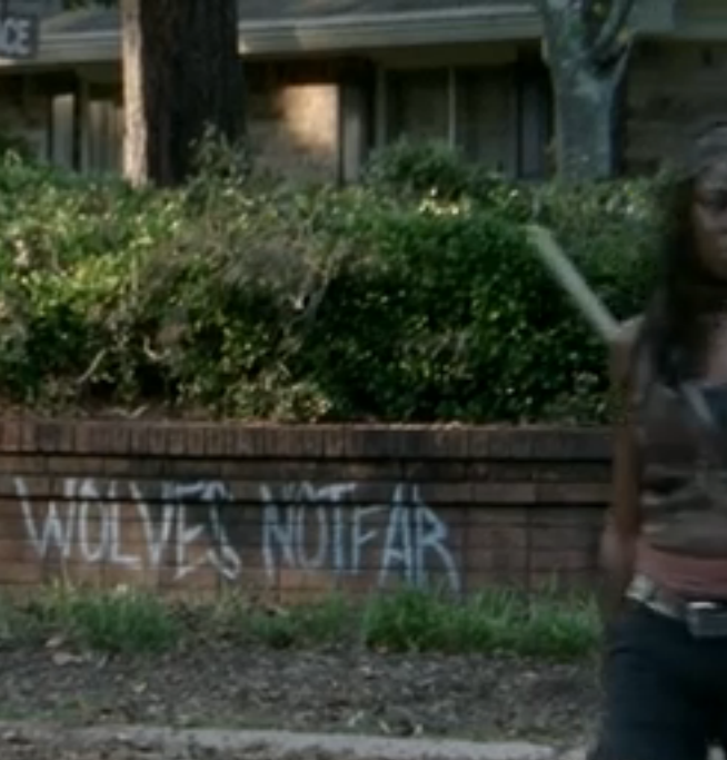 Michonne’un arkasındaki duvar yazısında ise Wolves Not Far (Kurtlar uzakta değil)