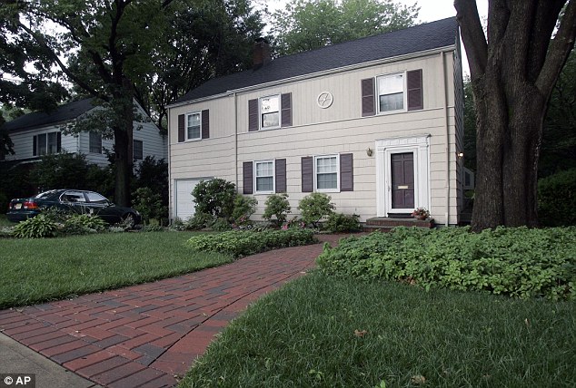 Bu da sıradan bir ev işte. Montclair, New Jersey’de, ‘The Americans’ dizisinin ilham kaynağı olan rus ajan çift Richard ve Cynthia Murphy’nin evi. FBI, çifti tutukladıktan sonra evi (449.000 $’a) satışa çıkarmıştı. (481.000 $’a satılmış.)