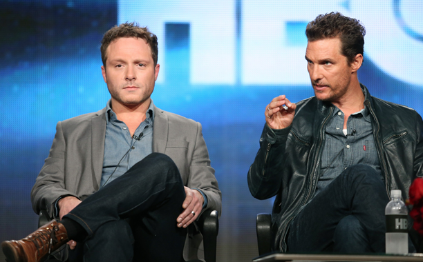 True Detective yaratıcısı Nic Pizzolatto (solda) ve oyuncu Matthew McConaughey, bir panelde.