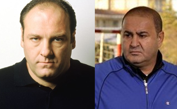 Tony Soprano rolünde James Gandolfini ve Ekrem Altındağlı rolünde Şafak Sezer