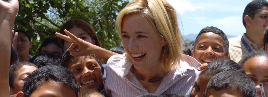 Tea Leoni, Honduras’ta çocuklarla.