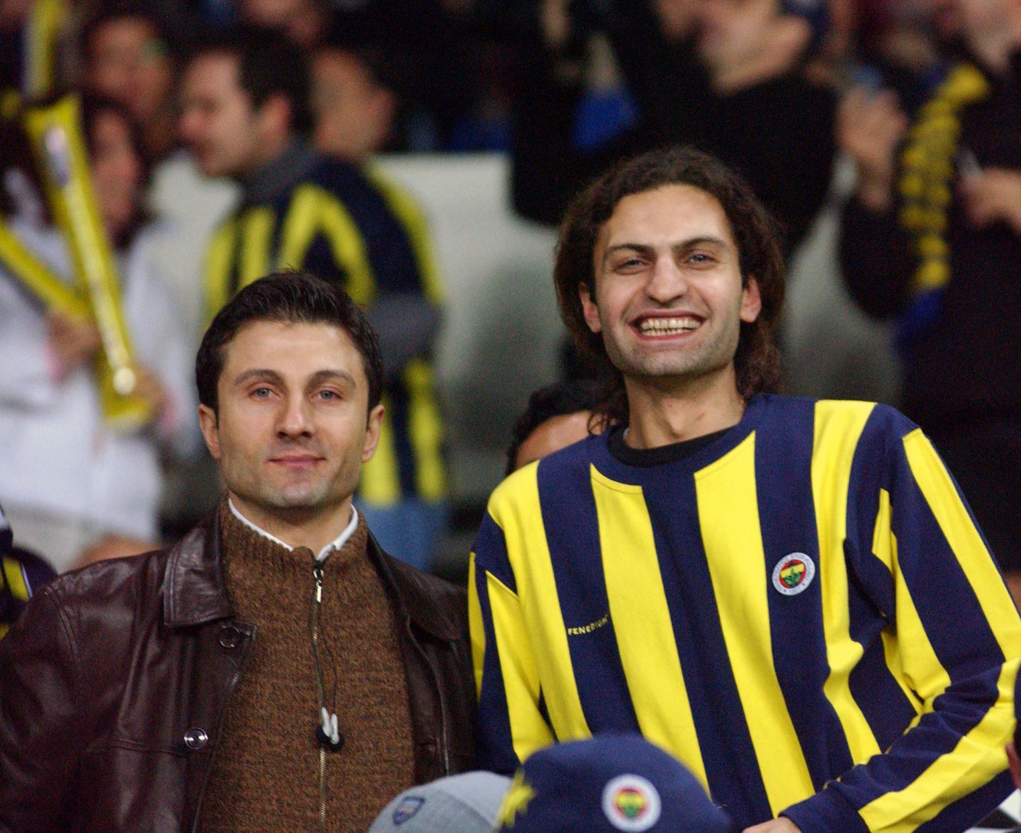 Abi İbrahim’le beraber 2001’de Fenerbahçe - Manchester United maçında. Fotoğrafı Radikal’den Ahmet Şık çekmiş.