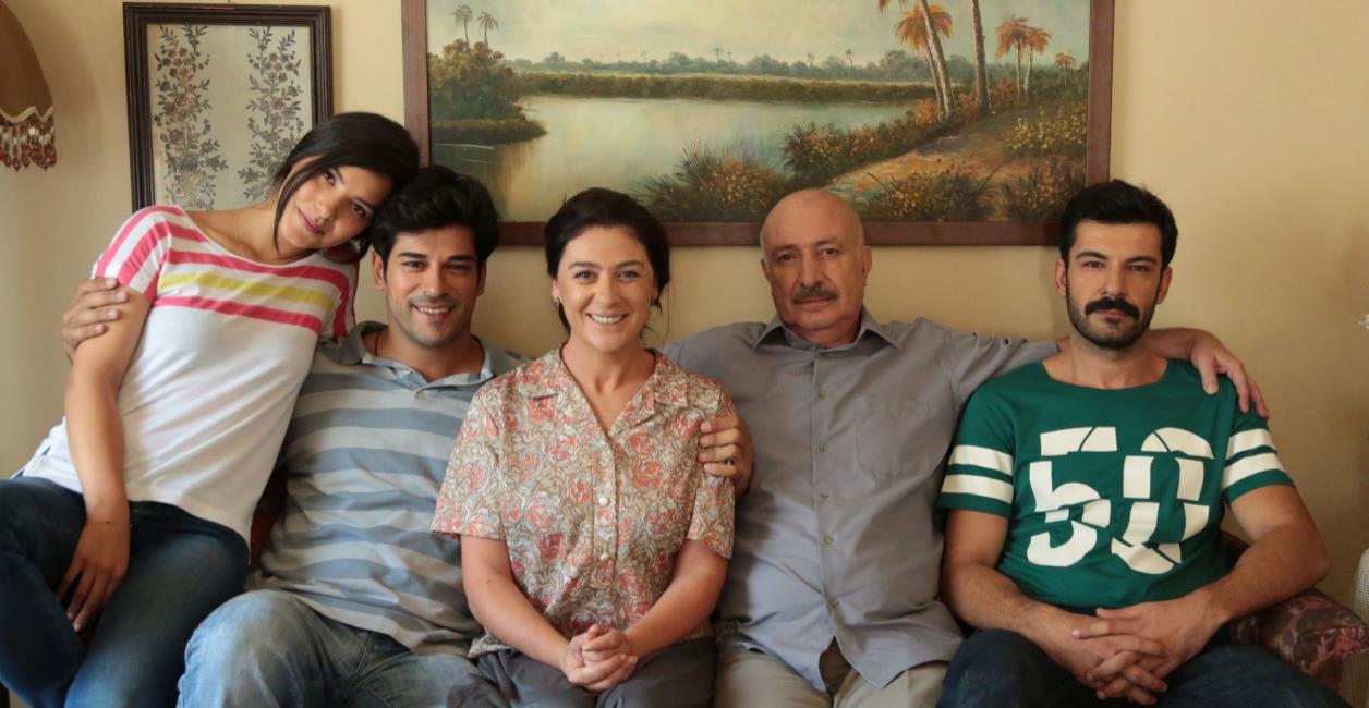 Kemal'in (Burak Özçivit) ailesi: anne (Fehime)Zeyno Eracar, baba (Hüseyin) Orhan Güner, kardeşler Rüzgar Aksoy (Tarık) ve (Zeynep) Hazal Filiz Küçükköse