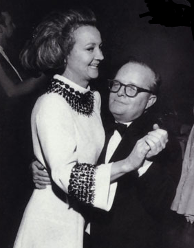 Truman Capote davetlilerin yalnızca siyah ya da beyaz giysilerle geldiği dillere destan maskeli baloyu 1996’da Kay Graham onuruna düzenlemişti. 