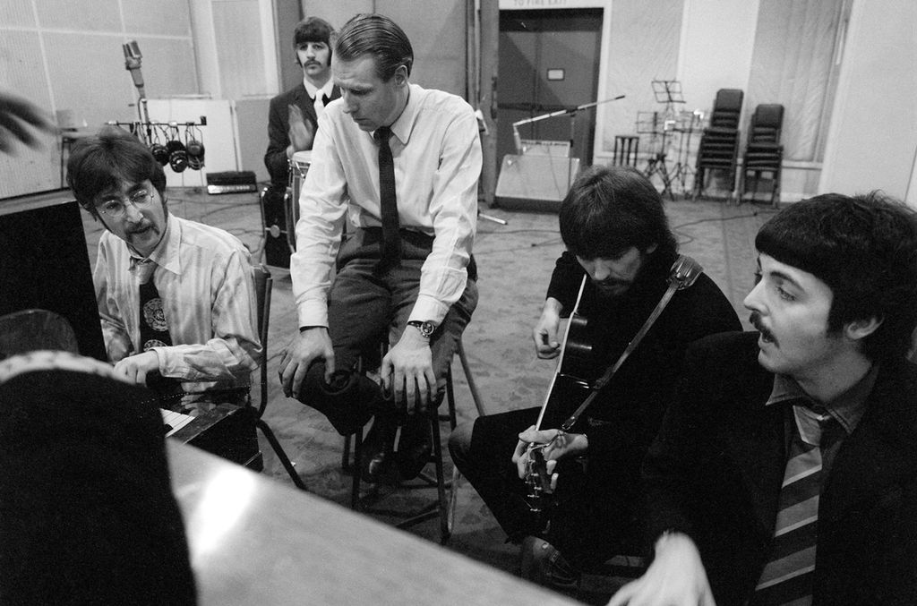 George Martin, The Beatles’ın aklındakileri gerçek kılmasını sağladığı, onları özgür düşünmeye teşvik ettiği, grubun bir üyesi gibi hareket ettiği için de efsane.